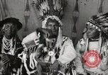Immagine di Native American Indian Chief germogli di notte si presenta Fort Browning Montana USA, 1930, secondo 14 filmato di repertorio 65675025295