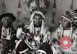 Immagine di Native American Indian Chief germogli di notte si presenta Fort Browning Montana USA, 1930, secondo 15 filmato di repertorio 65675025295