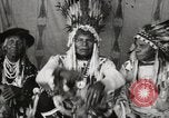 Immagine di Native American Indian Chief germogli di notte si presenta Fort Browning Montana USA, 1930, secondo 16 filmato di repertorio 65675025295