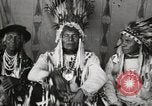 Immagine di Native American Indian Chief germogli di notte si presenta Fort Browning Montana USA, 1930, secondo 17 filmato di repertorio 65675025295