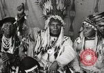 Immagine di Native American Indian Chief germogli di notte si presenta Fort Browning Montana USA, 1930, secondo 18 filmato di repertorio 65675025295