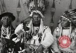 Immagine di Native American Indian Chief germogli di notte si presenta Fort Browning Montana USA, 1930, secondo 19 filmato di repertorio 65675025295