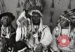Immagine di Native American Indian Chief germogli di notte si presenta Fort Browning Montana USA, 1930, secondo 20 filmato di repertorio 65675025295