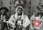 Immagine di Native American Indian Chief germogli di notte si presenta Fort Browning Montana USA, 1930, secondo 21 filmato di repertorio 65675025295