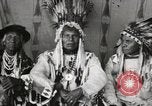 Immagine di Native American Indian Chief germogli di notte si presenta Fort Browning Montana USA, 1930, secondo 22 filmato di repertorio 65675025295