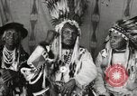 Immagine di Native American Indian Chief germogli di notte si presenta Fort Browning Montana USA, 1930, secondo 23 filmato di repertorio 65675025295