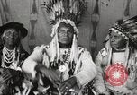 Immagine di Native American Indian Chief germogli di notte si presenta Fort Browning Montana USA, 1930, secondo 24 filmato di repertorio 65675025295