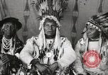 Immagine di Native American Indian Chief germogli di notte si presenta Fort Browning Montana USA, 1930, secondo 25 filmato di repertorio 65675025295