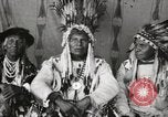 Immagine di Native American Indian Chief germogli di notte si presenta Fort Browning Montana USA, 1930, secondo 26 filmato di repertorio 65675025295