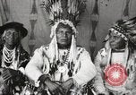 Immagine di Native American Indian Chief germogli di notte si presenta Fort Browning Montana USA, 1930, secondo 27 filmato di repertorio 65675025295