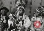 Immagine di Native American Indian Chief germogli di notte si presenta Fort Browning Montana USA, 1930, secondo 28 filmato di repertorio 65675025295