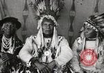 Immagine di Native American Indian Chief germogli di notte si presenta Fort Browning Montana USA, 1930, secondo 29 filmato di repertorio 65675025295