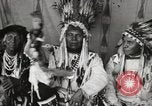Immagine di Native American Indian Chief germogli di notte si presenta Fort Browning Montana USA, 1930, secondo 30 filmato di repertorio 65675025295