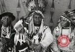Immagine di Native American Indian Chief germogli di notte si presenta Fort Browning Montana USA, 1930, secondo 31 filmato di repertorio 65675025295
