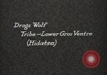 Standbild Native American Indian Chief zieht Wolf stellt sich vor Fort Browning Montana USA, 1930, aus Sekunde 4 historischem Filmmaterial Videoclip 65675025296