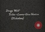 Standbild Native American Indian Chief zieht Wolf stellt sich vor Fort Browning Montana USA, 1930, aus Sekunde 6 historischem Filmmaterial Videoclip 65675025296