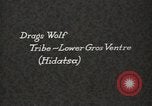 Standbild Native American Indian Chief zieht Wolf stellt sich vor Fort Browning Montana USA, 1930, aus Sekunde 7 historischem Filmmaterial Videoclip 65675025296