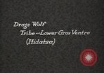 Standbild Native American Indian Chief zieht Wolf stellt sich vor Fort Browning Montana USA, 1930, aus Sekunde 8 historischem Filmmaterial Videoclip 65675025296