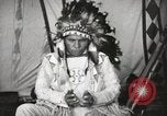 Standbild Native American Indian Chief zieht Wolf stellt sich vor Fort Browning Montana USA, 1930, aus Sekunde 9 historischem Filmmaterial Videoclip 65675025296