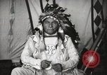 Standbild Native American Indian Chief zieht Wolf stellt sich vor Fort Browning Montana USA, 1930, aus Sekunde 10 historischem Filmmaterial Videoclip 65675025296