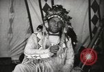 Standbild Native American Indian Chief zieht Wolf stellt sich vor Fort Browning Montana USA, 1930, aus Sekunde 11 historischem Filmmaterial Videoclip 65675025296