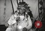 Standbild Native American Indian Chief zieht Wolf stellt sich vor Fort Browning Montana USA, 1930, aus Sekunde 12 historischem Filmmaterial Videoclip 65675025296