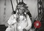 Standbild Native American Indian Chief zieht Wolf stellt sich vor Fort Browning Montana USA, 1930, aus Sekunde 13 historischem Filmmaterial Videoclip 65675025296