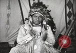 Standbild Native American Indian Chief zieht Wolf stellt sich vor Fort Browning Montana USA, 1930, aus Sekunde 14 historischem Filmmaterial Videoclip 65675025296