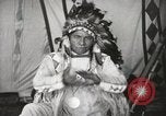 Standbild Native American Indian Chief zieht Wolf stellt sich vor Fort Browning Montana USA, 1930, aus Sekunde 15 historischem Filmmaterial Videoclip 65675025296