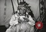 Standbild Native American Indian Chief zieht Wolf stellt sich vor Fort Browning Montana USA, 1930, aus Sekunde 16 historischem Filmmaterial Videoclip 65675025296