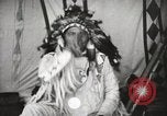 Standbild Native American Indian Chief zieht Wolf stellt sich vor Fort Browning Montana USA, 1930, aus Sekunde 17 historischem Filmmaterial Videoclip 65675025296