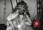 Standbild Native American Indian Chief zieht Wolf stellt sich vor Fort Browning Montana USA, 1930, aus Sekunde 18 historischem Filmmaterial Videoclip 65675025296