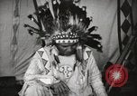 Standbild Native American Indian Chief zieht Wolf stellt sich vor Fort Browning Montana USA, 1930, aus Sekunde 19 historischem Filmmaterial Videoclip 65675025296