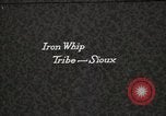 Immagine di Native American Indian Chief Whip ferro introduce se stesso Fort Browning Montana USA, 1930, secondo 1 filmato di repertorio 65675025297