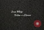 Immagine di Native American Indian Chief Whip ferro introduce se stesso Fort Browning Montana USA, 1930, secondo 3 filmato di repertorio 65675025297