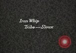 Immagine di Native American Indian Chief Whip ferro introduce se stesso Fort Browning Montana USA, 1930, secondo 4 filmato di repertorio 65675025297