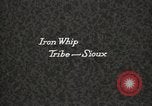 Immagine di Native American Indian Chief Whip ferro introduce se stesso Fort Browning Montana USA, 1930, secondo 5 filmato di repertorio 65675025297