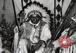 Immagine di Native American Indian Chief Whip ferro introduce se stesso Fort Browning Montana USA, 1930, secondo 6 filmato di repertorio 65675025297