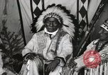 Immagine di Native American Indian Chief Whip ferro introduce se stesso Fort Browning Montana USA, 1930, secondo 7 filmato di repertorio 65675025297