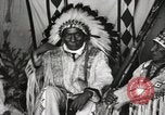 Immagine di Native American Indian Chief Whip ferro introduce se stesso Fort Browning Montana USA, 1930, secondo 8 filmato di repertorio 65675025297
