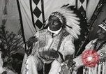 Immagine di Native American Indian Chief Whip ferro introduce se stesso Fort Browning Montana USA, 1930, secondo 9 filmato di repertorio 65675025297