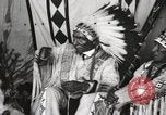 Immagine di Native American Indian Chief Whip ferro introduce se stesso Fort Browning Montana USA, 1930, secondo 10 filmato di repertorio 65675025297
