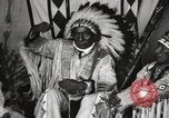 Immagine di Native American Indian Chief Whip ferro introduce se stesso Fort Browning Montana USA, 1930, secondo 11 filmato di repertorio 65675025297