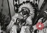 Immagine di Native American Indian Chief Whip ferro introduce se stesso Fort Browning Montana USA, 1930, secondo 12 filmato di repertorio 65675025297