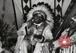 Immagine di Native American Indian Chief Whip ferro introduce se stesso Fort Browning Montana USA, 1930, secondo 13 filmato di repertorio 65675025297