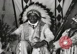 Immagine di Native American Indian Chief Whip ferro introduce se stesso Fort Browning Montana USA, 1930, secondo 14 filmato di repertorio 65675025297