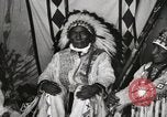 Immagine di Native American Indian Chief Whip ferro introduce se stesso Fort Browning Montana USA, 1930, secondo 15 filmato di repertorio 65675025297