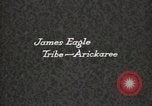 Standbild Native American Indian Chief James Eagle stellt sich vor Fort Browning Montana USA, 1930, aus Sekunde 3 historischem Filmmaterial Videoclip 65675025299