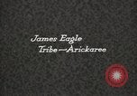 Standbild Native American Indian Chief James Eagle stellt sich vor Fort Browning Montana USA, 1930, aus Sekunde 4 historischem Filmmaterial Videoclip 65675025299