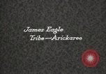 Standbild Native American Indian Chief James Eagle stellt sich vor Fort Browning Montana USA, 1930, aus Sekunde 5 historischem Filmmaterial Videoclip 65675025299